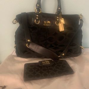 Very nice and clean bag comes with wallet